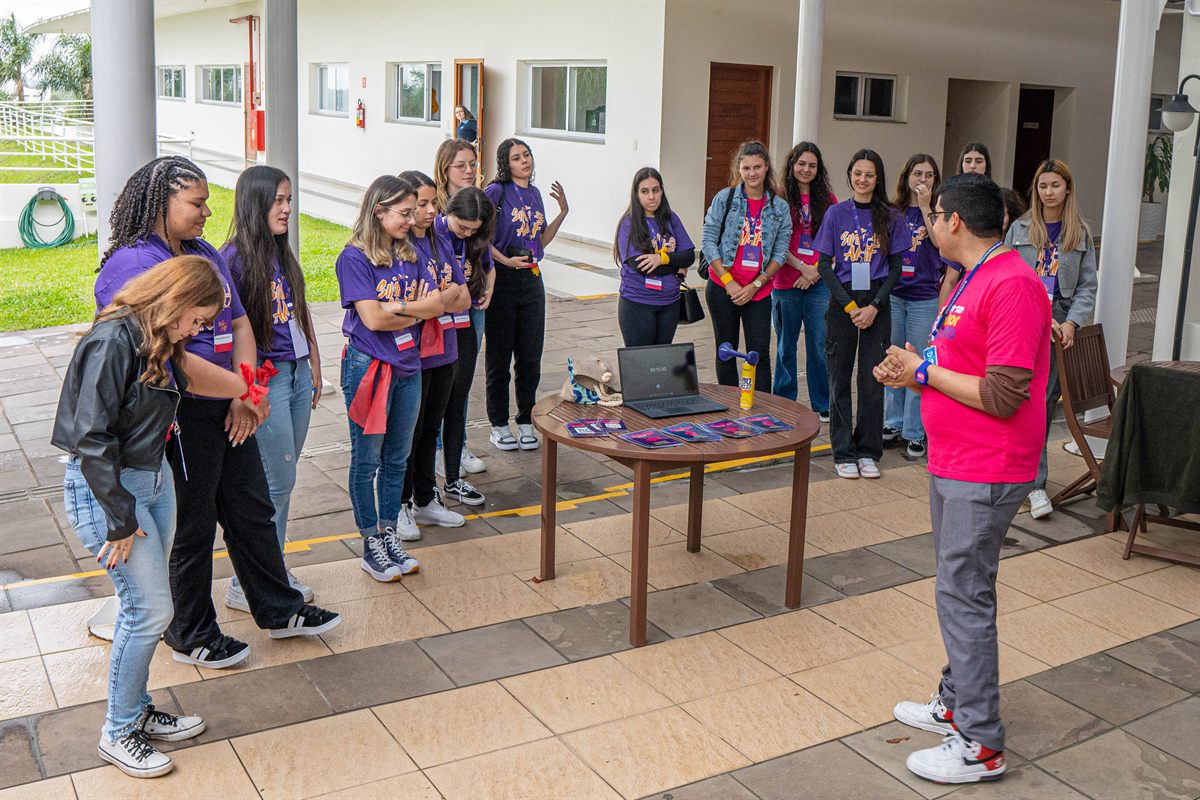 Atividade ao ar livre durante o tour pelo campus