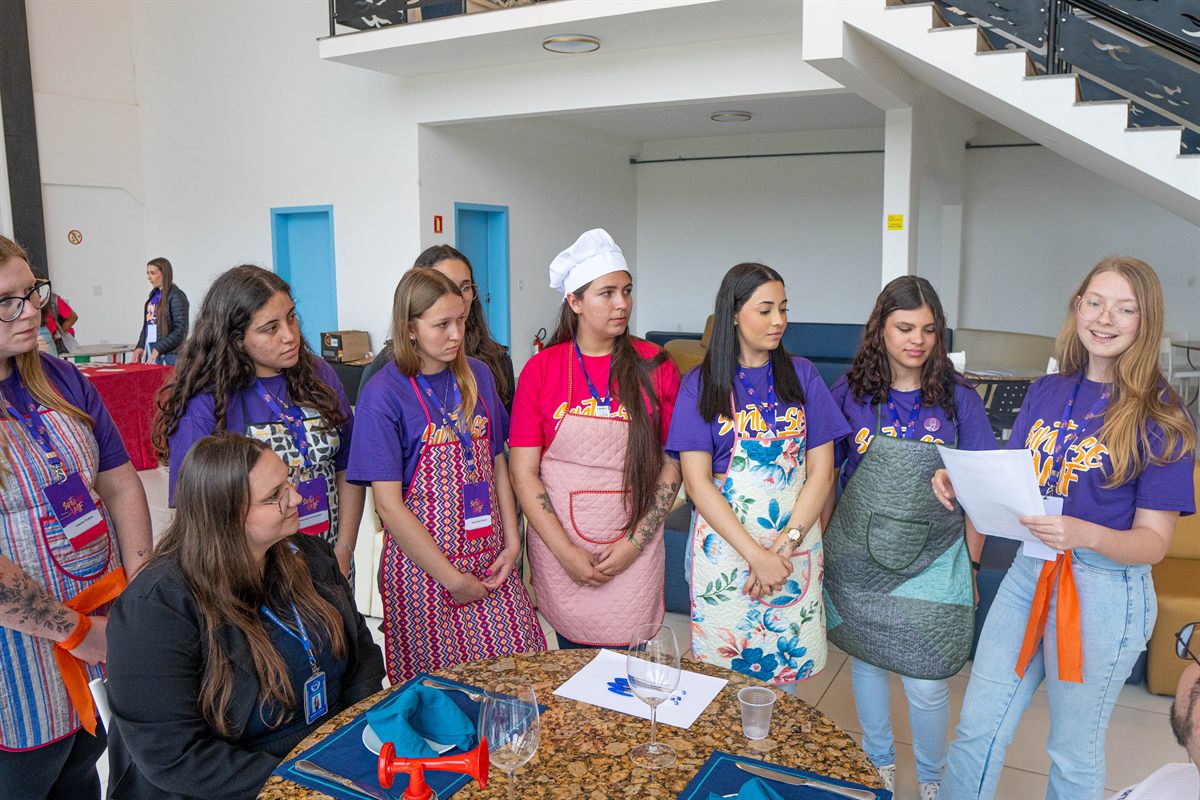 Participantes de touca no laboratório de gastronomia