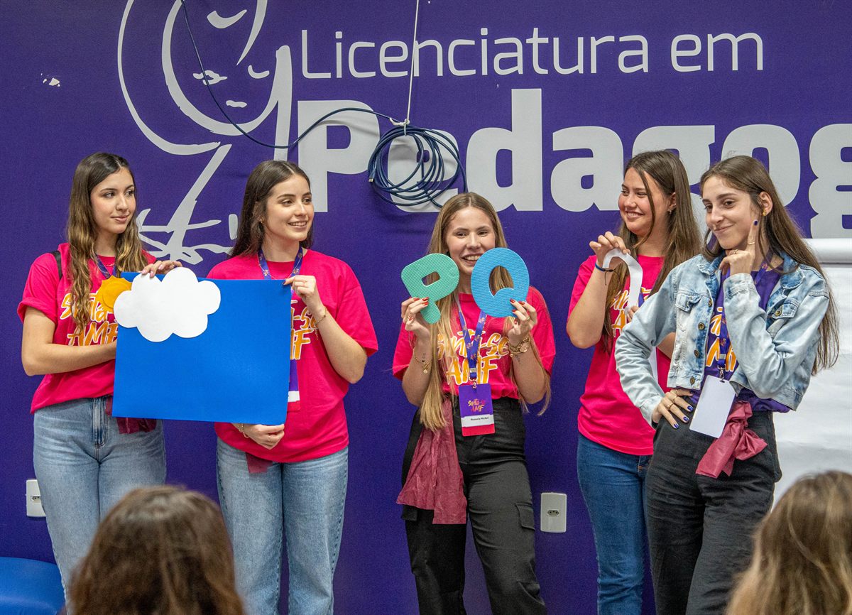 Grupo na entrada do curso de Licenciatura em Pedagogia