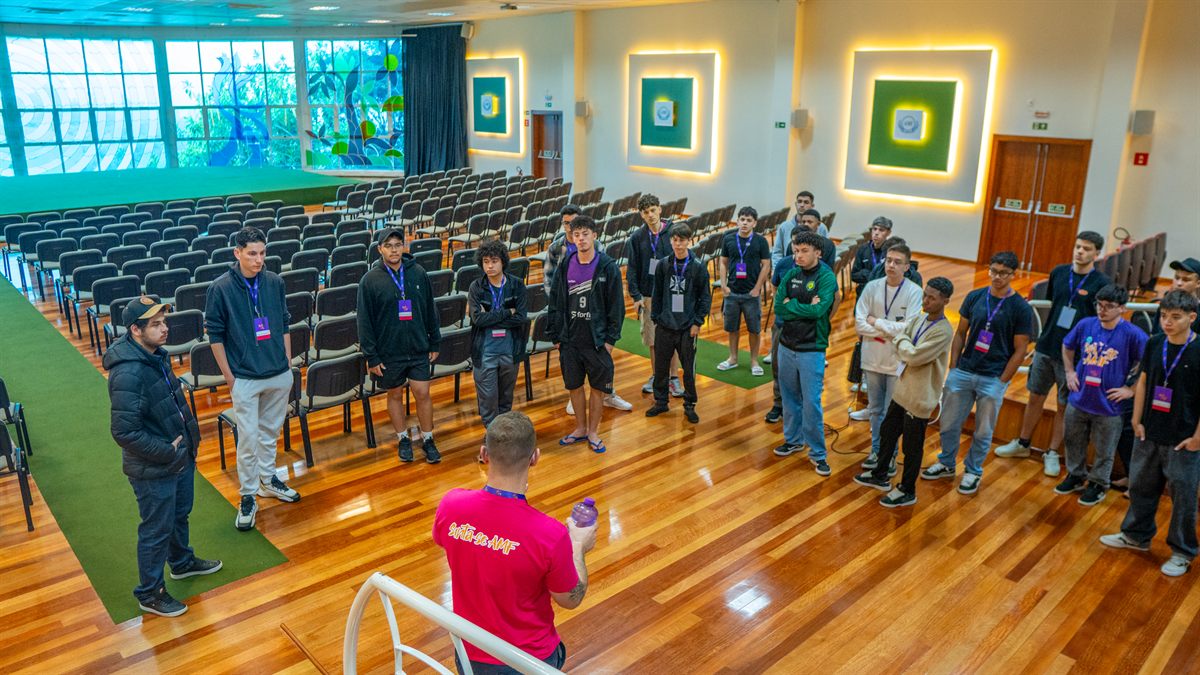 Participantes reunidos no ginásio