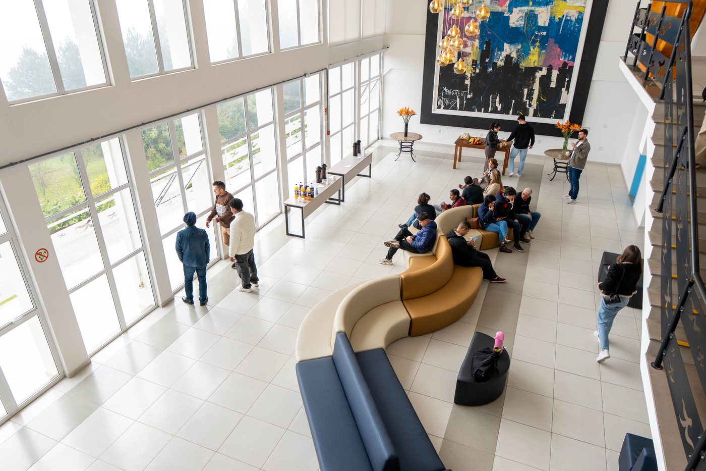 Participantes atravessando o saguão da faculdade