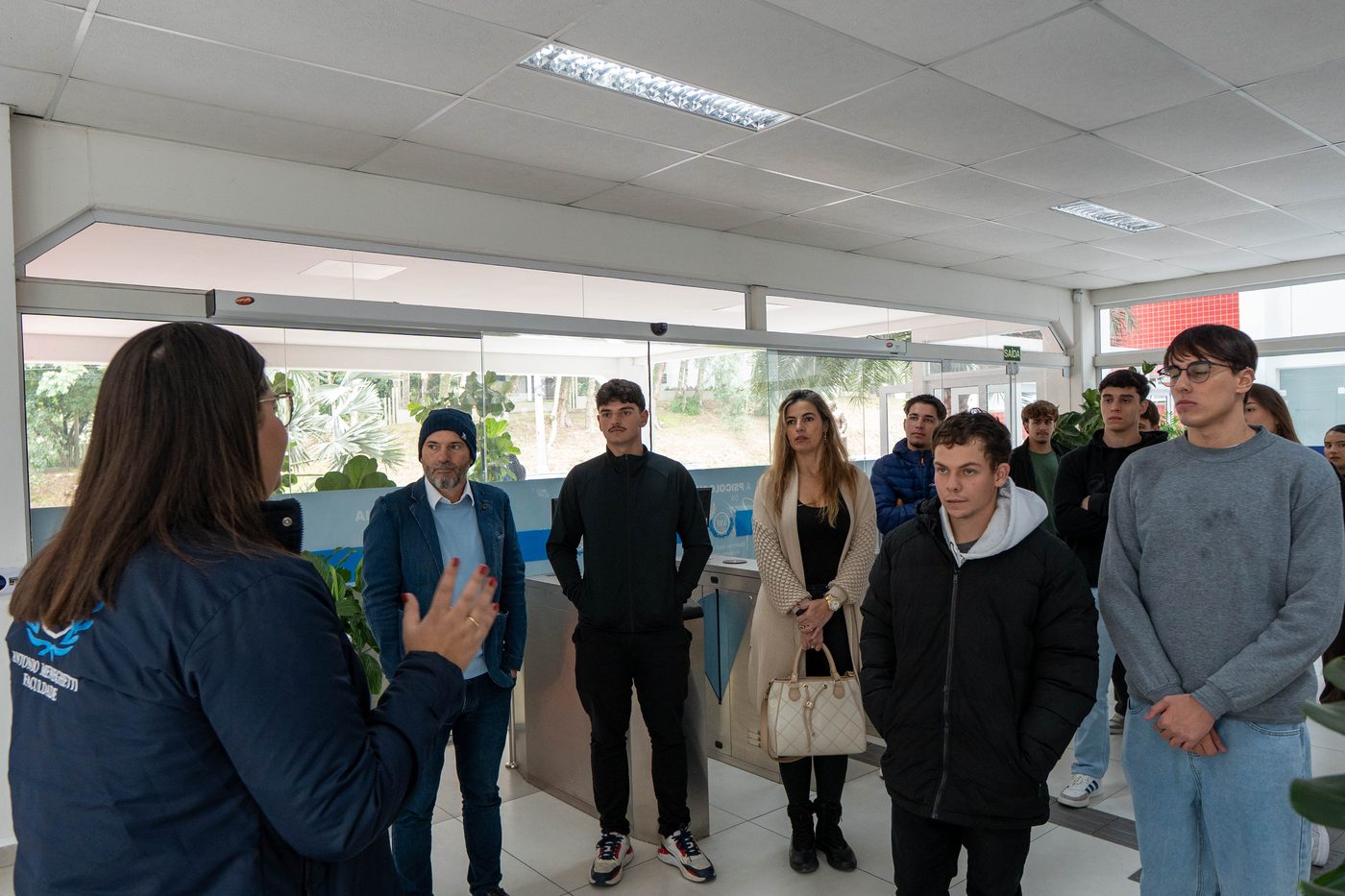 Grupo acompanhando a apresentação de um dos espaços
