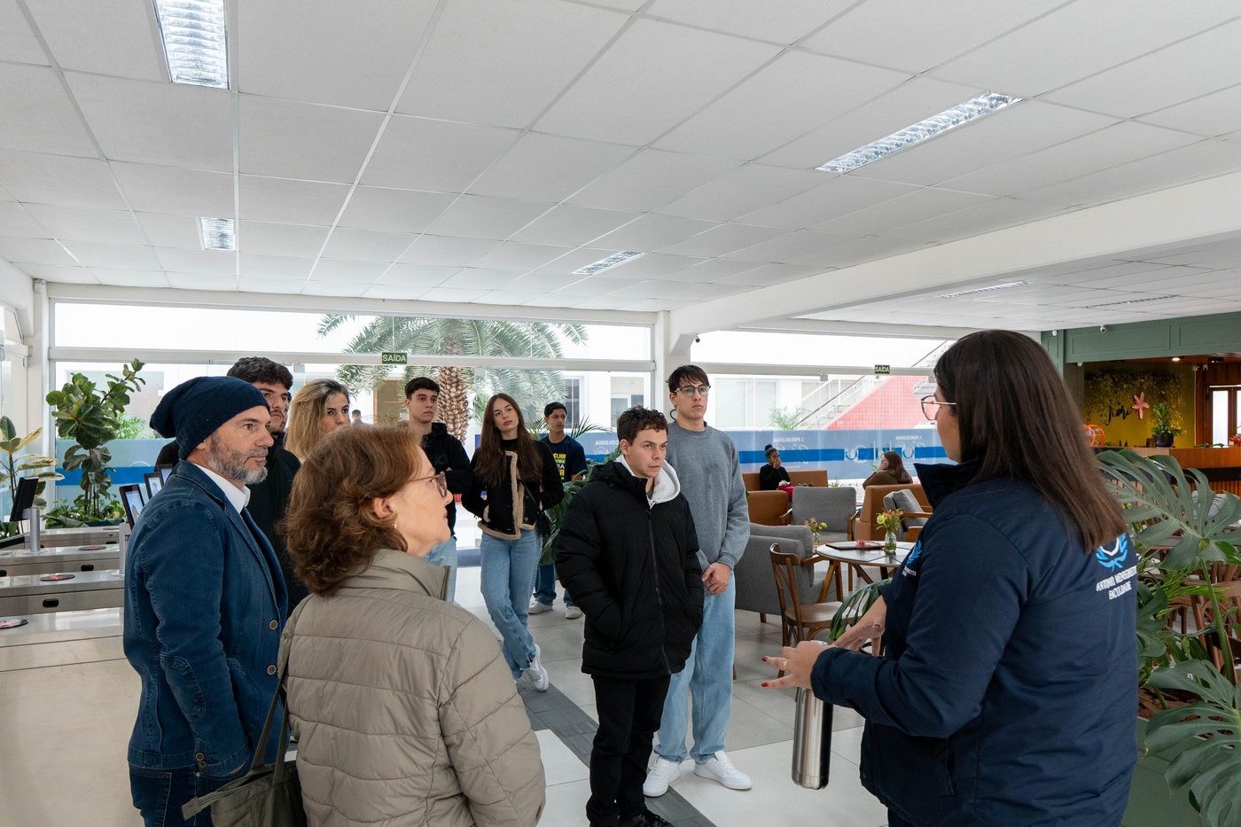 Participantes conversando com a equipe durante a visita