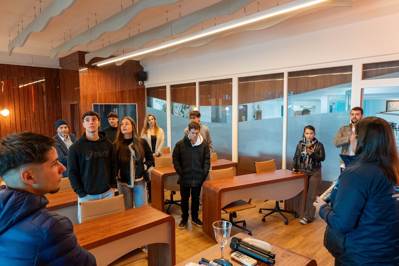 Sala com bancadas de estudo apresentada no tour