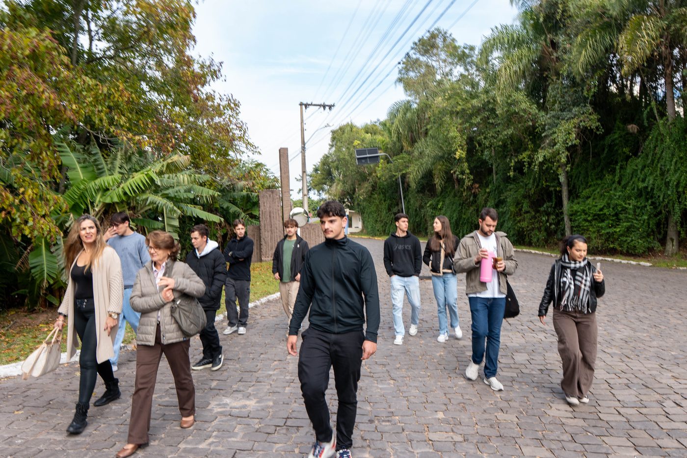 Caminhada pela alameda arborizada do campus