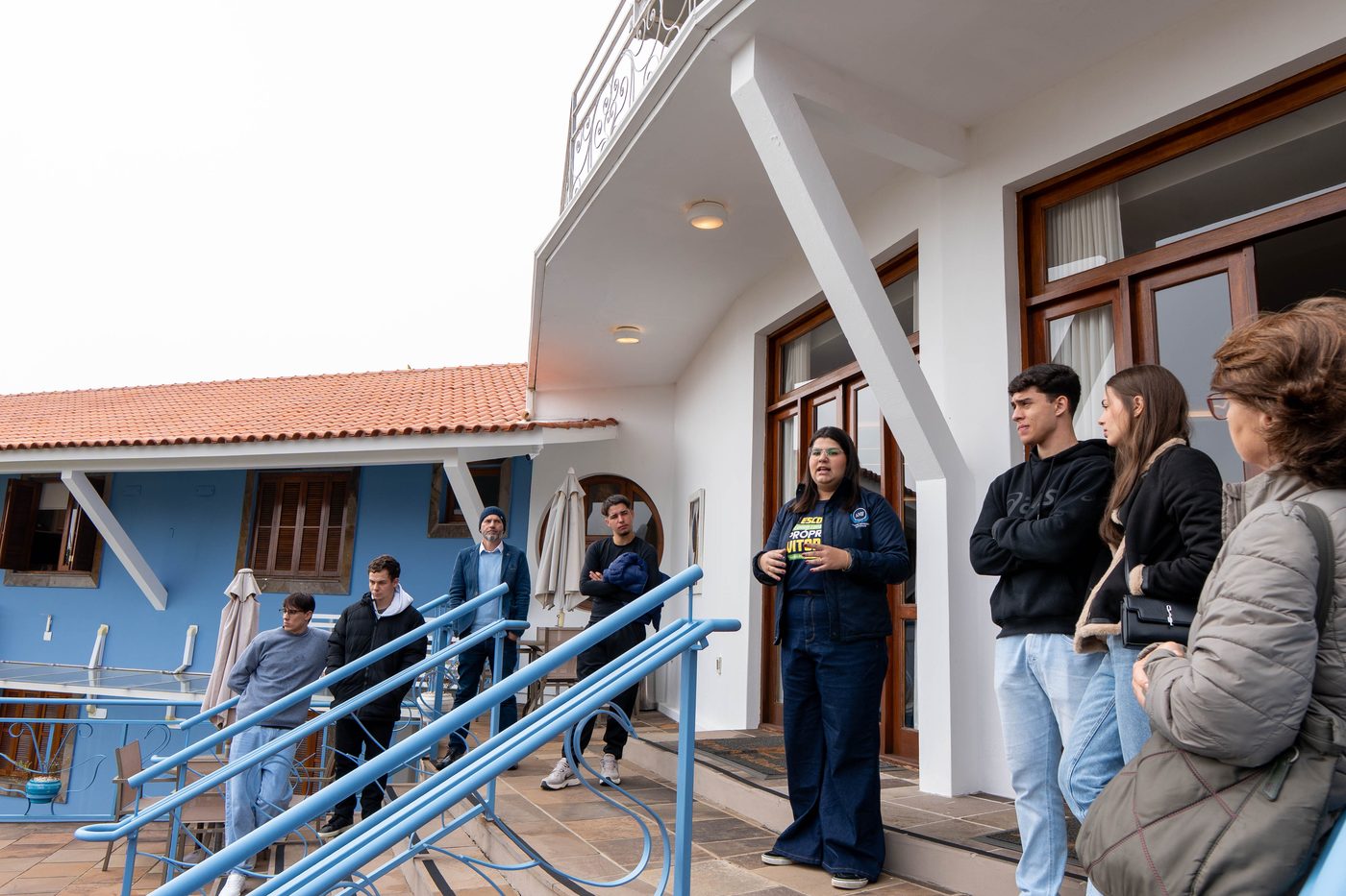 Grupo subindo para o próximo espaço da visita