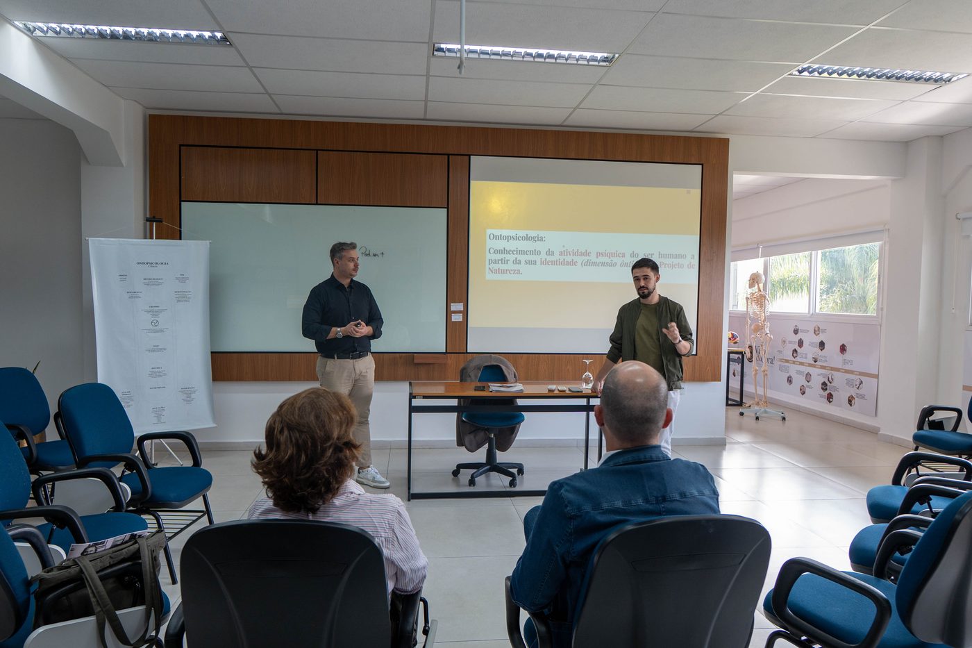 Sala com projeção durante a atividade