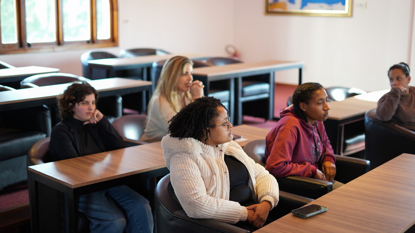Turma reunida em sala de aula